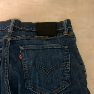 Blå jeans från Levi's - Snygga blå jeans från Levi's med klassisk femficksdesign. Perfekta för en avslappnad stil. De har en rak passform och är tillverkade i slitstarkt denim. Lite små i storlek, säljer för att de är för små för mig. Är 184
