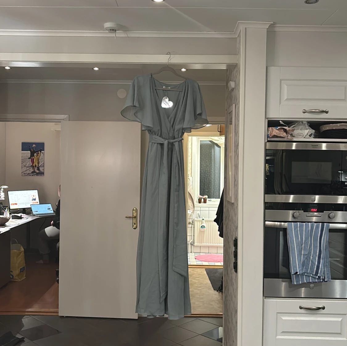 Ljusblå långklänning med volangärmar - 3