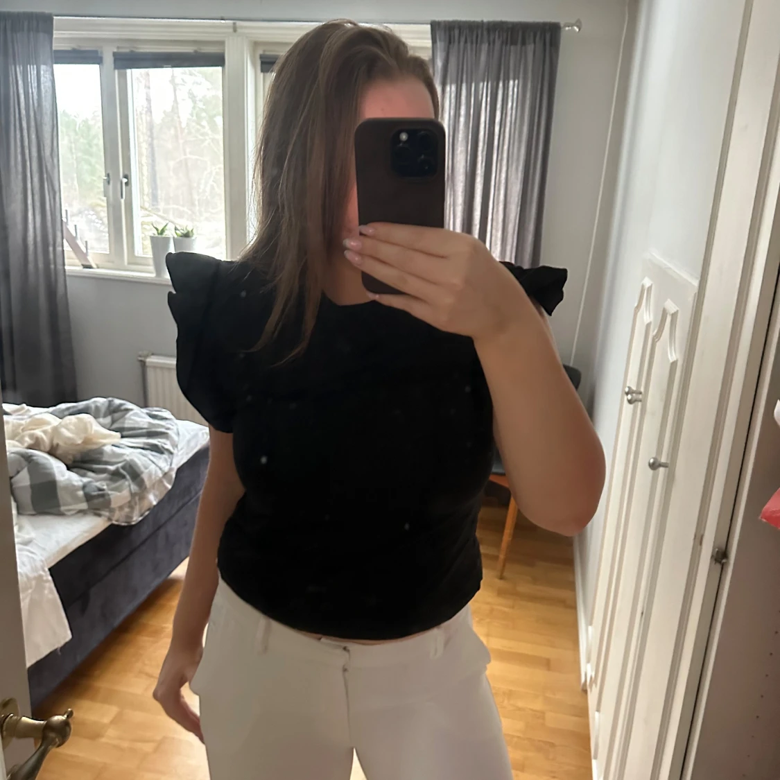 Svart topp med volangärmar