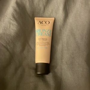 ACO Bronze Cream - ACO Bronze Cream är en färgad dagkräm men även en fuktgivande kräm. Denna ger en fin solkysst look. Kan blandas med en dagkräm eller så lägger man på den som den är