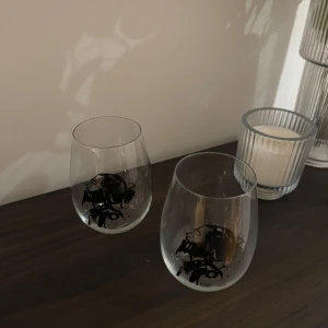 Glas från Kosta Boda med svart mönster - Två stilrena glas från Kosta Boda. Oanvända & kommer i tillhörande kartong. 