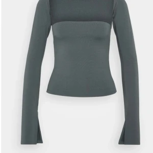 Grå långärmad topp från Gina Tricot - Snygg grå/grön långärmad topp från Gina Tricot med en offshoulder-design. Toppen har en tight passform. Skriv för egna bilder