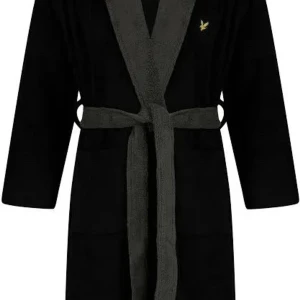 Svart morgonrock med broderad logga - Säljer en oanvänd Snygg svart morgonrock från Lyle & Scott med en broderad gul logga på bröstet. Den har en mjuk grå insida och ett matchande bälte i midjan. Perfekt för att chilla hemma i stil. Nypris 1370. Vid snabb affär kan jag gå ner i pris rätt mycket som sagt har jag aldrig använt den. 