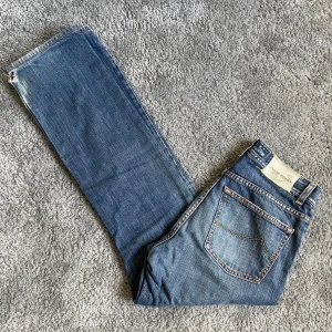 Jacob cohen jeans - Säljer dessa feta cohen jeans med slitningar i W30, slim fit. Hör gärna av er vid frågor & funderingar!