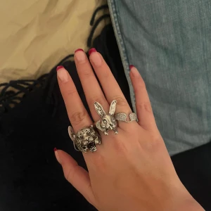 Ringar  - Så mycket fina ringar. 1 ring = 149kr, 2= 249kr 3=747,00 SEK 300kr 💖💖 (Krossat hjärta ring finns även i guld) Ring storkarna är som S