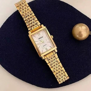 Guldfärgad rektangulär klocka från Sinix - Elegant guldfärgad klocka med rektangulär urtavla och romerska siffror. Armbandet är i matchande guldfärg och har en klassisk länkdesign. Perfekt för att ge en stilren touch till din outfit.