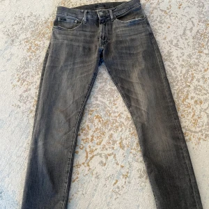 Grå jeans från Ralph Laurent - Snygga grå jeans från Ralph Laurent i modellen Sullivan Slim Stretch Jean. Jeansen är använda max 10 gånger för jag inte passade i passformen. De är inköpta på Nk (qr kod för äktighet finns) för lite mer än ett år sedan för cirka 2100 kr, nu går de för 1700kr. Skicket är toppen då de inte finns tecken på användning. Hör av er för fler frågor eller bilder!😃