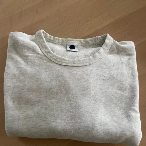 NN07 Collagetröja - Ljusgrå Collagetröja från NN07 i bra skick. 