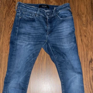 Replay jeans 27/28 - Replay jeans i bra skick storlek: 27/28 Har ett hål i ena fickan