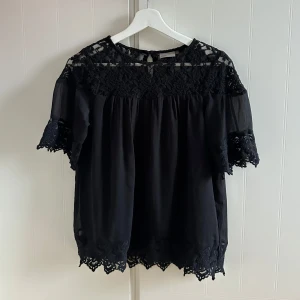 Svart spets topp - Fin söt topp med spets detaljer, fint skick, skriv vid frågor❤️