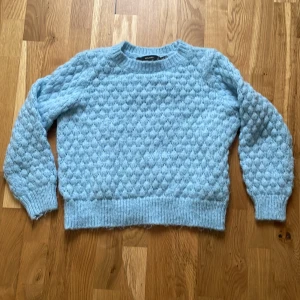 Blå tröja  - Står M i storlek men är mer som en XS 