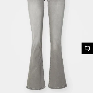 Gråa LTB jeans - Snygga grå bootcut jeans med låg midja och klassisk femficksdesign. Jeansen har en stilren look med en diskret tvätt och en svart läderpatch baktill. Perfekta för en avslappnad men trendig stil. Nypris:800kr, pris kan diskuteras 💕