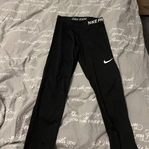 Svarta tights från Nike Pro - Säljer ett par svarta snygga träningstights från Nike, tighta men samtidigt stretchiga 🙏🏼 