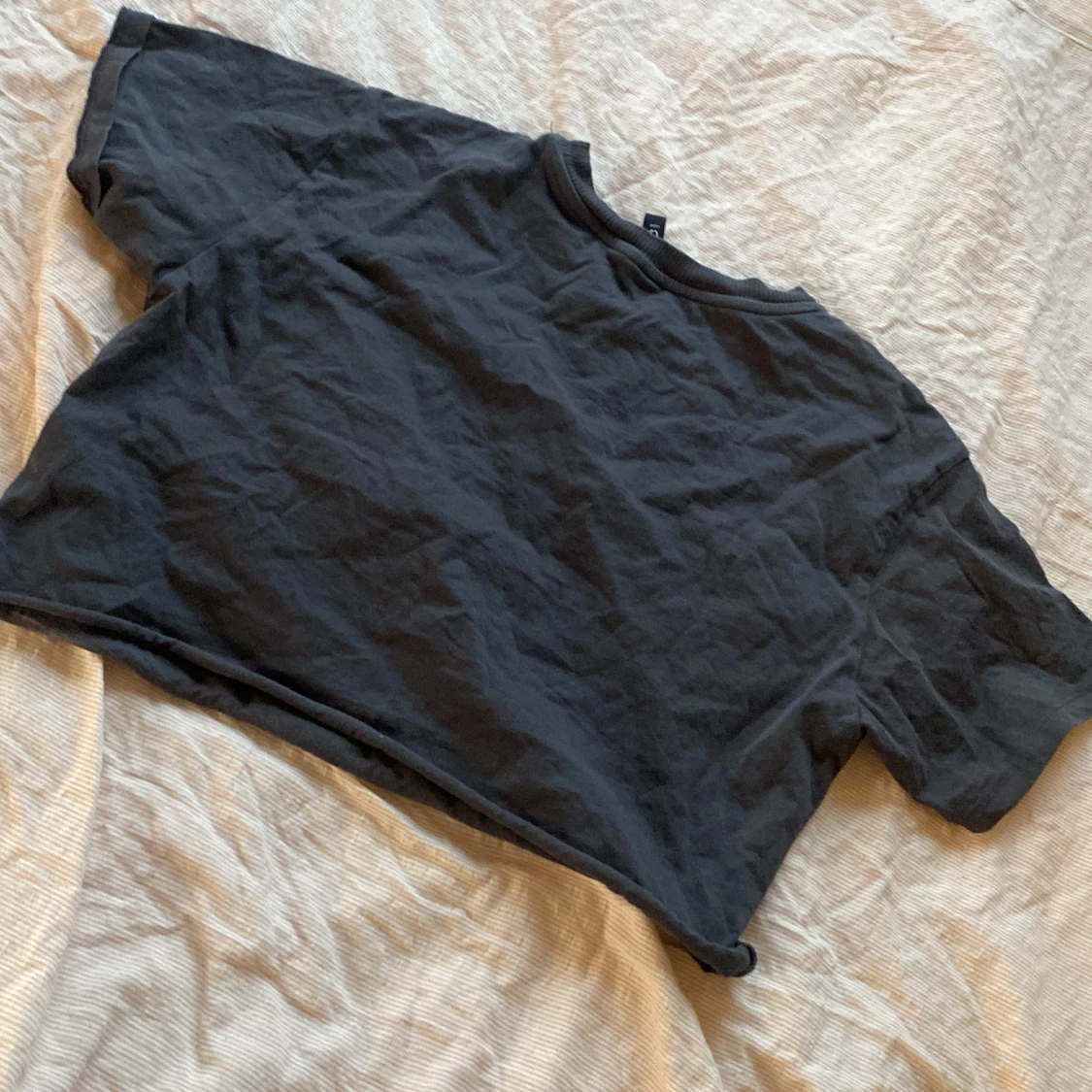 Svart croppad t-shirt från Divided - 3