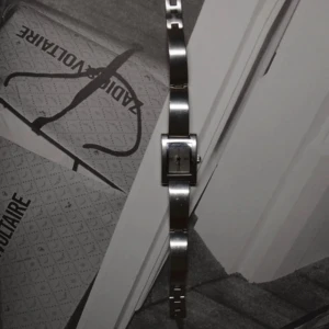 Silverfärgad klocka med rektangulär urtavla - Skick: bra Armbandslängd: 17 status: funkar