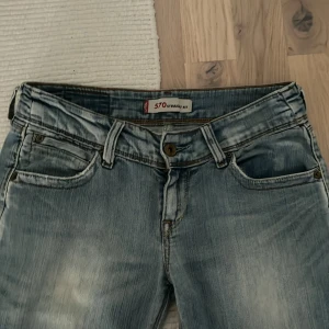 Lågmidjade levis jeans - Snygga lågmidjade ljusblå Levis jeans. De är straight men lite bootcut. Midjemått rakt över=35 cm midjehöjd=19 cm innerbenslängd=74. Säljer då de är för korta för mig, skriv för mer bilder eller frågor💕