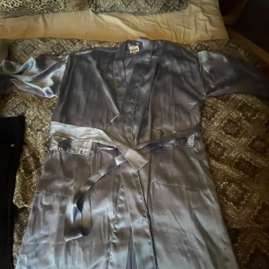 silkes morgonrock  - Fick den av min mormor å jag hade readan en likande sedan innan, super bekväm å har en lyxig kännsla med super bra kvalitet! Jättefin och i super bra skick💗💗(storleken passar från s-l beroende på hur man vill att den ska passa)