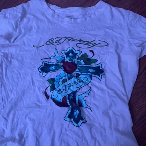 Ed hardy t shirt - Säljer en ed hardy tröja då den inte kommer till användning längre men är i fint skick!