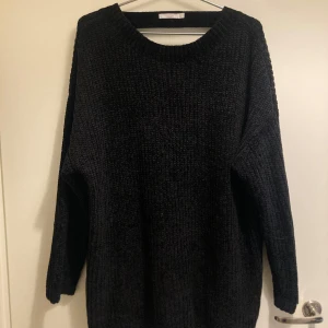 Svart stickad tröja - Mysig svart, stickad, oversize tröja med lång ärm och rund hals. Kan mötas upp i Malmö. 