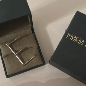 Silverberlock från Maria Nilsdotter - Stor bokstav E från Maria Nilsdotter. Jättefint skick och nästan aldrig använd. Säljs utan kedja men kan tänka mig att diskutera pris med kedjan också!!❤️❤️