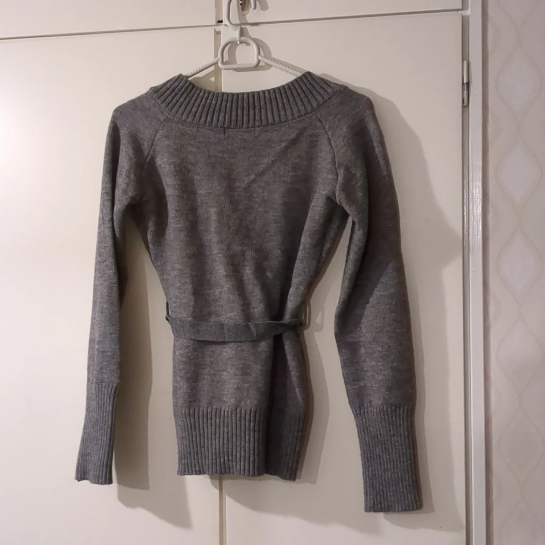 Grå stickad tröja med knytband - 1