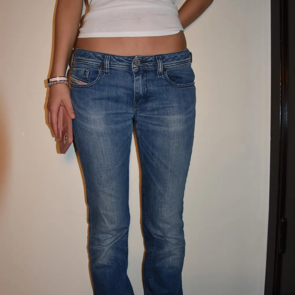 Jätte Snygga blå jeans från Diesel. Säljer dom då dom inte kommer till användning. Innebredslängd: 82cm Midja: 39cm. Modellen är 176cm och sitter på perfekt ❣️. Farkut & Housut.