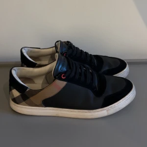 Burberry skor - Burberry sneakers storlek 42 | Skick: 8/10 | Nypris: 6299kr