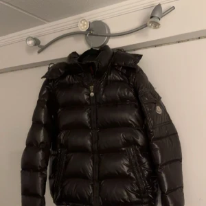Moncler jacka  - Säljer min fina moncler jacka som börjar bli för liten, finns inga märken eller vatten fläckar på jackan. Den är i storlek 2 som motsvarar S/M! Pris kan diskuteras vid snabb affär! Kom privat vid frågor! ÄKTAHETS BEVIS FINNS