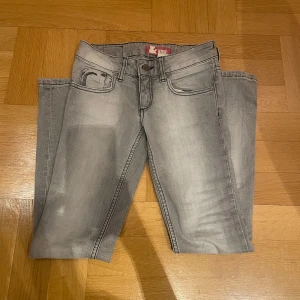 Grå jeans med broderade bakfickor - Snygga grå jeans med unika broderade detaljer på bakfickorna. De har en klassisk femficksdesign och en knappgylf. Perfekta för en stilren look. Står på lappen att dem e 146-152 men tycker de e som xxs. Skriv för fler frågor💓postar oftast dagen nån köper om det int e för sent💗