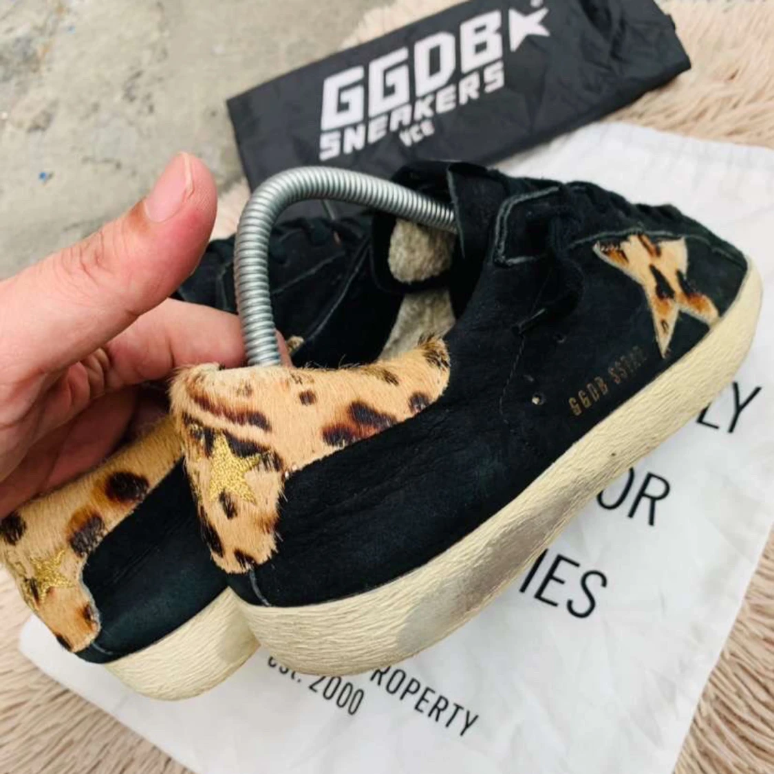 Svarta sneakers med leoparddetaljer från GGDB - 1