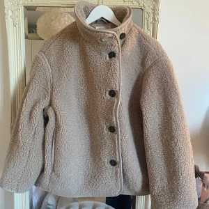 Beige teddyjacka med knappar - Mysig beige teddyjacka från hm, säljs ej längre! I jättefint skick utan några defekter alls💕passar även storlek s💞