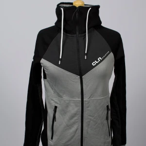 Grå zipup - Cln athletics zipup i storlek small. Oanvänd! Dam 🔹 Färg: Grå/svart 🔹 Storlek: Small 🔹 Skick: Oanvänd  🔹 Rek. nypris: 699 kr – Vi säljer för 200kr 💚 Om oss: Reclaims UF samarbetar med kända varumärken för att rädda kläder från att slängas. Vi fixar till dem och ger dem en ny chans – hållbart, snyggt och prisvärt! 📦 Frakt: Skickas med PostNord/Schenker inom 1–3 dagar