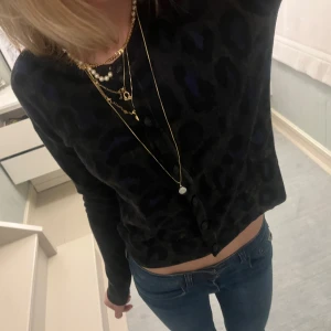 Grön/lila/svart  leopard kofta!! Så cool! - Snygg svart kofta med leopardmönster. Den har långa ärmar och knappar framtill. Perfekt för en trendig look. Har Zadig loggan på de svarta knapparna och är världens coolaste och en väldigt unik tröja! 