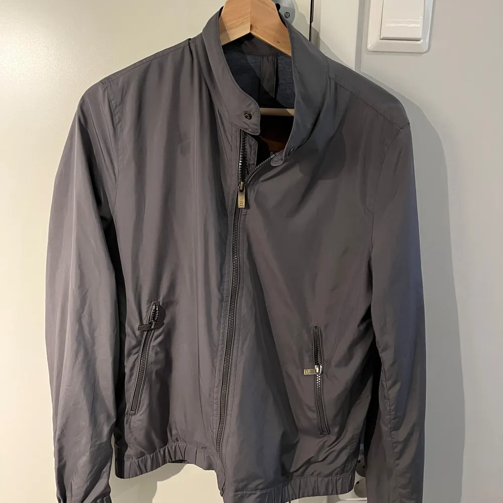 Säljer denna riktigt feta Massimo Dutti windbreaker då den är för liten. Storlek: S men passar bättre XS. Skick 8/10. Pris kan diskuteras vid snabb affär! Skriv vid frågor!. Takit.