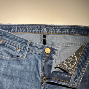 Jeans från Earnest Sewn - Lågmidjade blå jeans med rak passform. Jeansen är från Earnest Sewn, köpta second hand men aldrig använt dom själv. Finns några få lösa trådar längst ner på byxbenet (se bild) men annars i mycket bra skick 💗Midjemått: 40cm, Innerbenslängd: 82cm