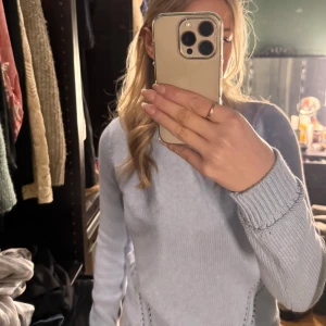 Ljusblå stickad tröja - Säljer en ljusblå stickad tröja med fina detaljer längs sidorna från dobber💕Den är i fint skick men säljer då den inte kommer till användning 💕