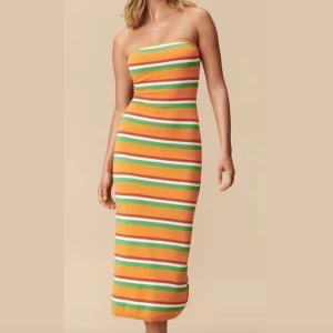 Adoore Randig axelbandslös klänning - Snygg axelbandslös klänning från adoore Klänningen har en tight passform och når ner till vaderna.