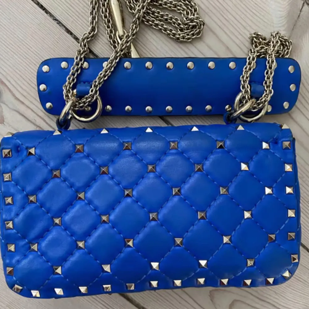 Säljer för 10 000kr. Jag vill ej byta, och kmr ej sälja till ett lägre pris. Kan mötas i Sthlm eller posta. Kommer självklart med äkthetsbevis och dustbag från vestiaire Collective. . Laukut & Käsilaukut.