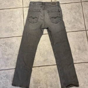 Replay jeans  - Replay blue jeans i nyskick, inga hål/fläckar defekter eller liknande. Det är modell THAD.                  Barnstorlek, cirka 160. 