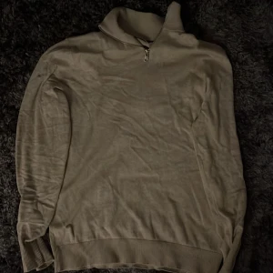Beige halvzip-up tröja - Helt oanvänd tröja som är riktigt snygg men blev för liten för mig, så därför säljer jag den. Annars riktigt snygg och stilren!