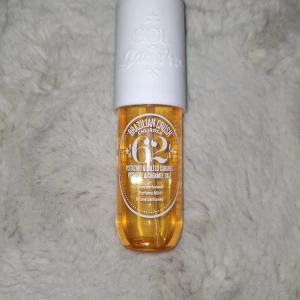 Sol de Janeiro Brazilian Crush Cheirosa 62 - Bodymist från Sol de Janeiro med en söt doft av pistage och saltad karamell, perfekt doft till sommarn. Se sista bild för att se hur mycket som är kvar 