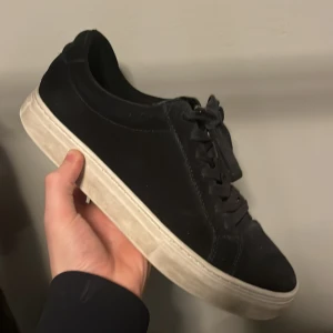 Vagabond skor  - Tjena, säljer mina vagabond skor då dom har börjat bli små dom är storlek 40 och passar 41. Färgen är blå/svart och dom är i mocka. Hör av dig vid minsta frågan😀