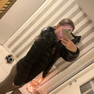 MONCLER BADY DOWN JACKET  - Säljer denna skit snygga svarta moncler jackan som har svart märke. Det gör den unik vilket jag älskar. Har kvitto osv från förra ägaren, köpte jackan på plick. Kontakta mig för fler bilder, finns små defekter. 14y storlek vilket jag skulle säga motsvarar 1. Perfekt för vintern!