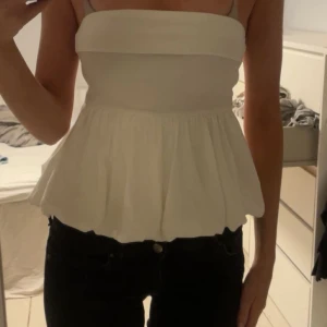 Vit topp - Säljer denna supergulliga toppen som aldrig kommit till användning🤍