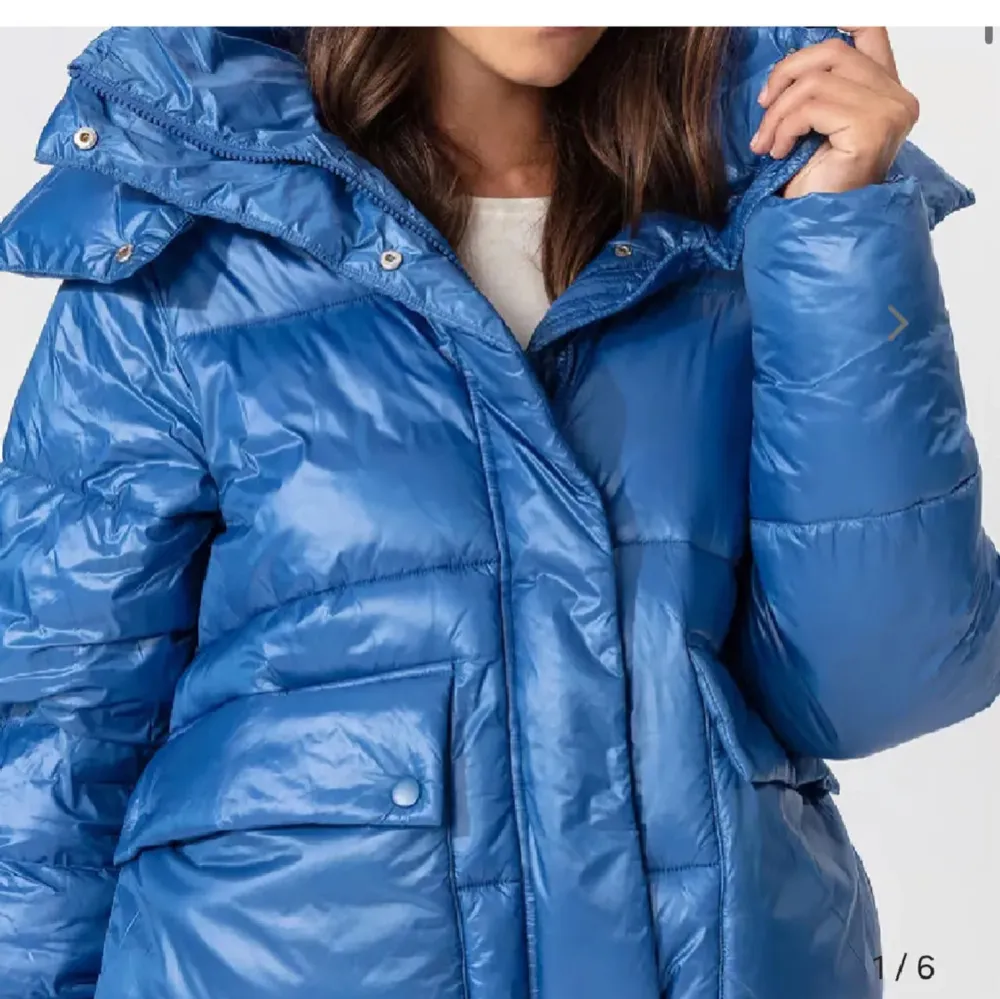 Säljer en snygg blå pufferjacka med huva. Jackan har långa ärmar och stora fickor framtill. Perfekt för kyliga dagar och ger en cool look. Hör av dig vid intresse! 💙. Takit.
