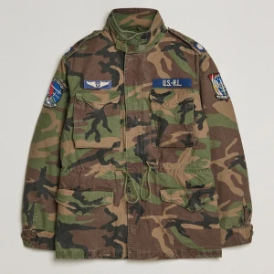 Ralph Lauren Field Jacket - Säljer en cool camouflagejacka från Ralph Lauren, grymt skick & riktig snygg. Storlek Medium sitter som Large. För fler bilder skriv antigen på insta eller här.
