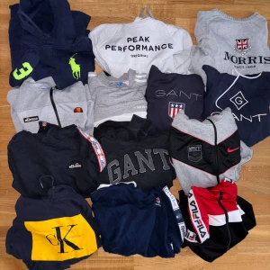 Massa märkes tröjor  - STORLEK  S  Finns att hämta i Jakobsberg  Djur finns i hemmet 