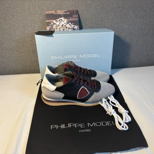 Philippe Model Trpx - Säljer ett par Phillipe Model Trpx skor i storlek 42. Skorna är inprincip oanvända, inga defekter. Box, dust bag Phillipe model kort, extra vit snören tillkommer. Priset kan diskuteras vid snabb affär. Skriv vid funderingar! 
