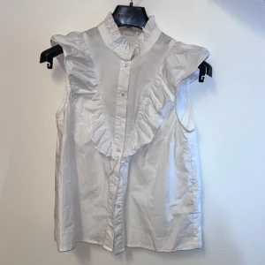 Vit tröja - En jättefin tröja från H&M. Passar till alla tillfällen. Köparen står för frakten 🤍