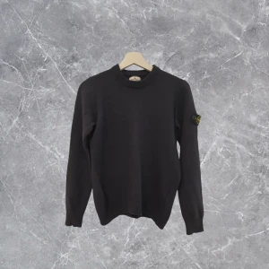 Stone Island sweatshirt  - Säljer en asfet tröja från Stone Island, 100% äkta | Storlek: 14/170 (barnstorlek) passar de som är mellan 172-180 | Skick: Bra, inga fläckar eller defekter | Nypris: ca 4.000kr | Hör av dig vid frågor eller funderingar! 